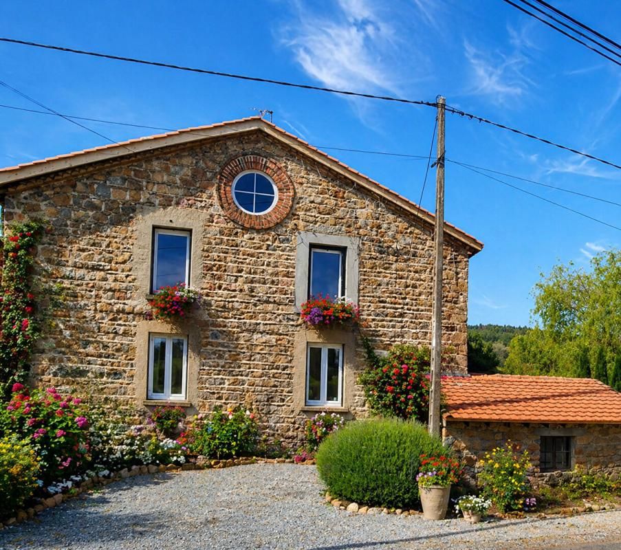 ST JUST EN CHEVALET - CORPS DE FERME