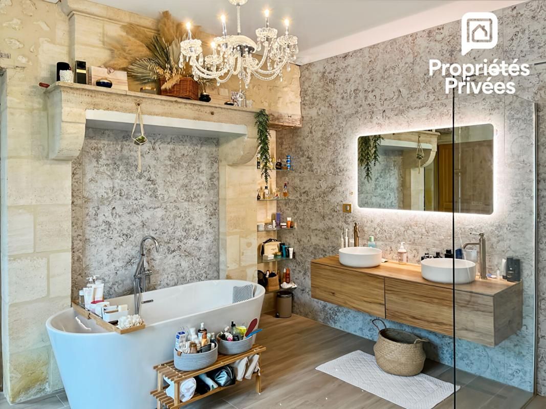 Propriété de caractère en pierre - 215 m² - Piscine - Grotte / carrière - Cambes - 20 min Bordeaux