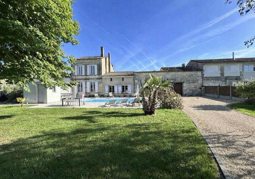 10 kms de Saint-André de Cubzac : Girondine R+1 en pierre en mitoyenneté 215 m2 sur 1326 m2 environ de terrain - Cuisine indépendante aménagée et équipée ? Grand Salon - Grand Séjour avec cheminée en pierre - 4 chambres dont 2 suites parentales - Piscin
