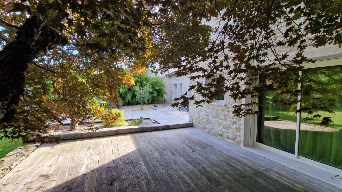 Maison rénovée de caractères en pierres