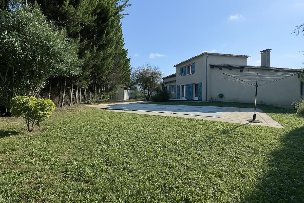 À VENDRE Maison 8 pièces de 175 m2 sur parcelle de 3500 m2 à Montvalen 81630