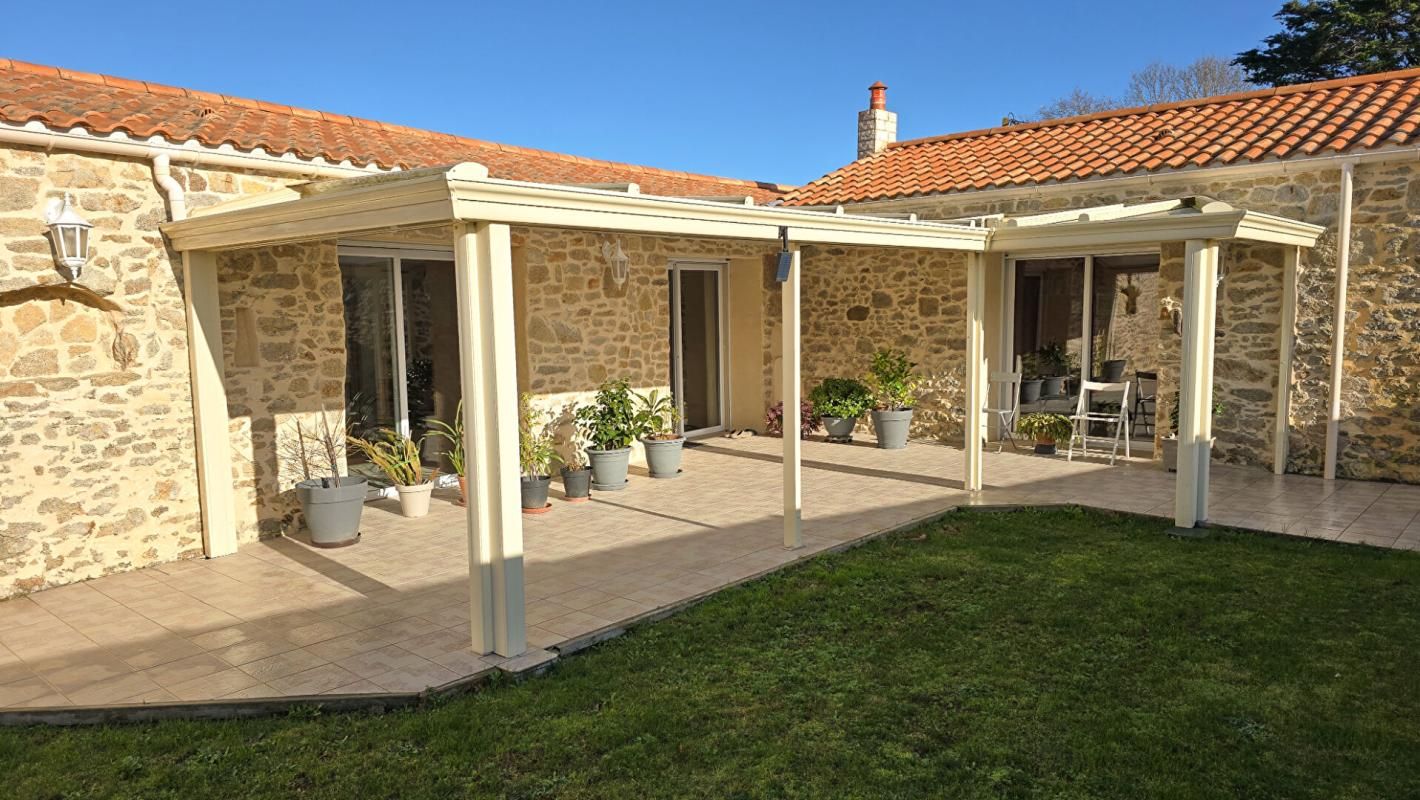 Maison plain-pied 150 m2 parfaitement entretenue/ 3 chambres / 2 SDB / dépendances