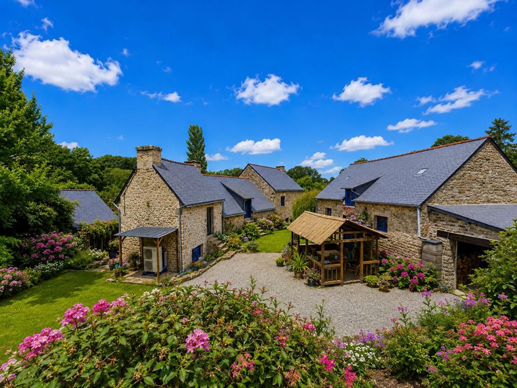 Belle maison en pierres de 1901 avec de nombreuses dépendances -134 m² habitables + 236 m2 aménageables supplémentaires - Terrain de 1 850 m² - Environnement calme et verdoyant