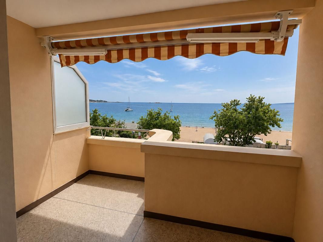 FREJUS-PLAGE Appartement 2 pièces face à la mer et plage