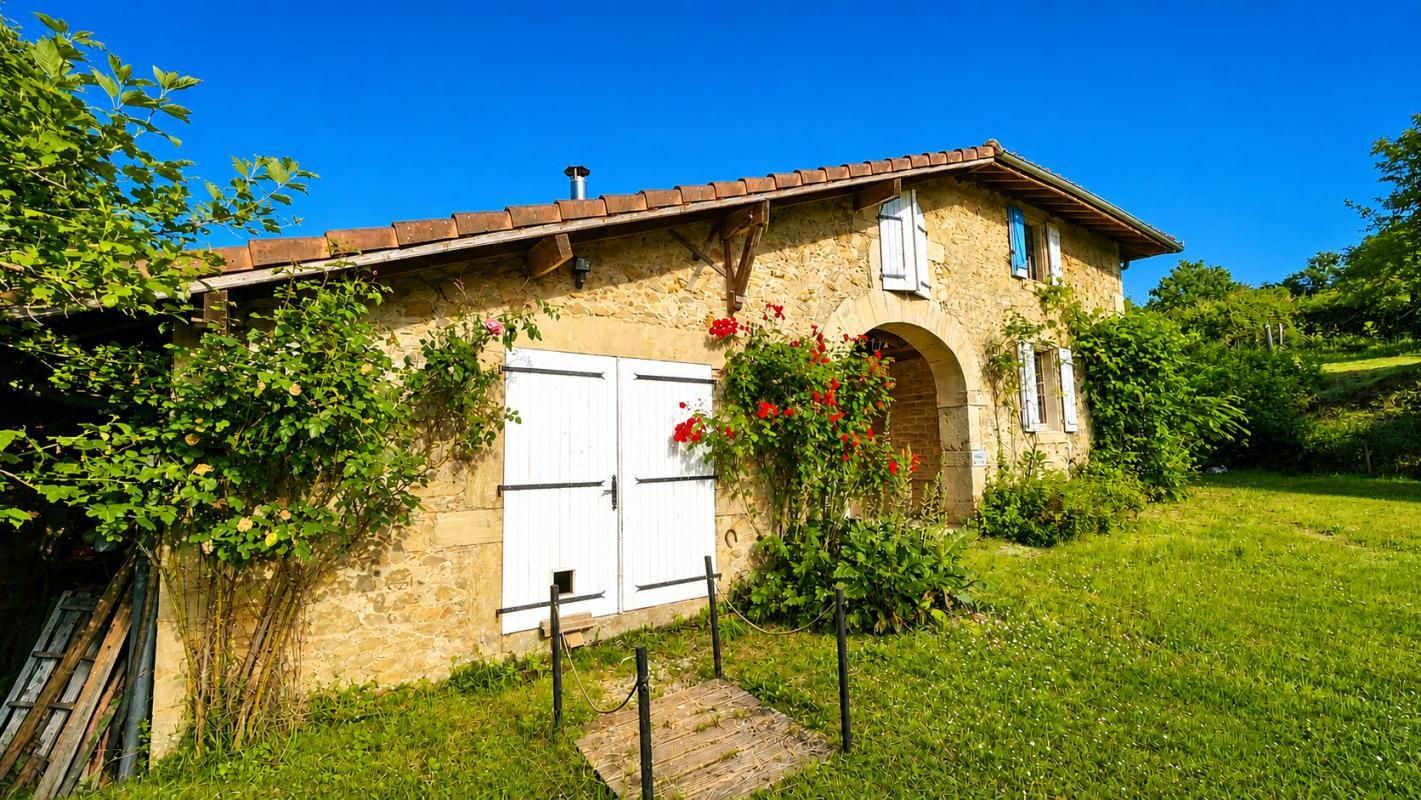 Maison en Pierre 275m² - Terrain 9686 m² - Dépendances - PISCINE