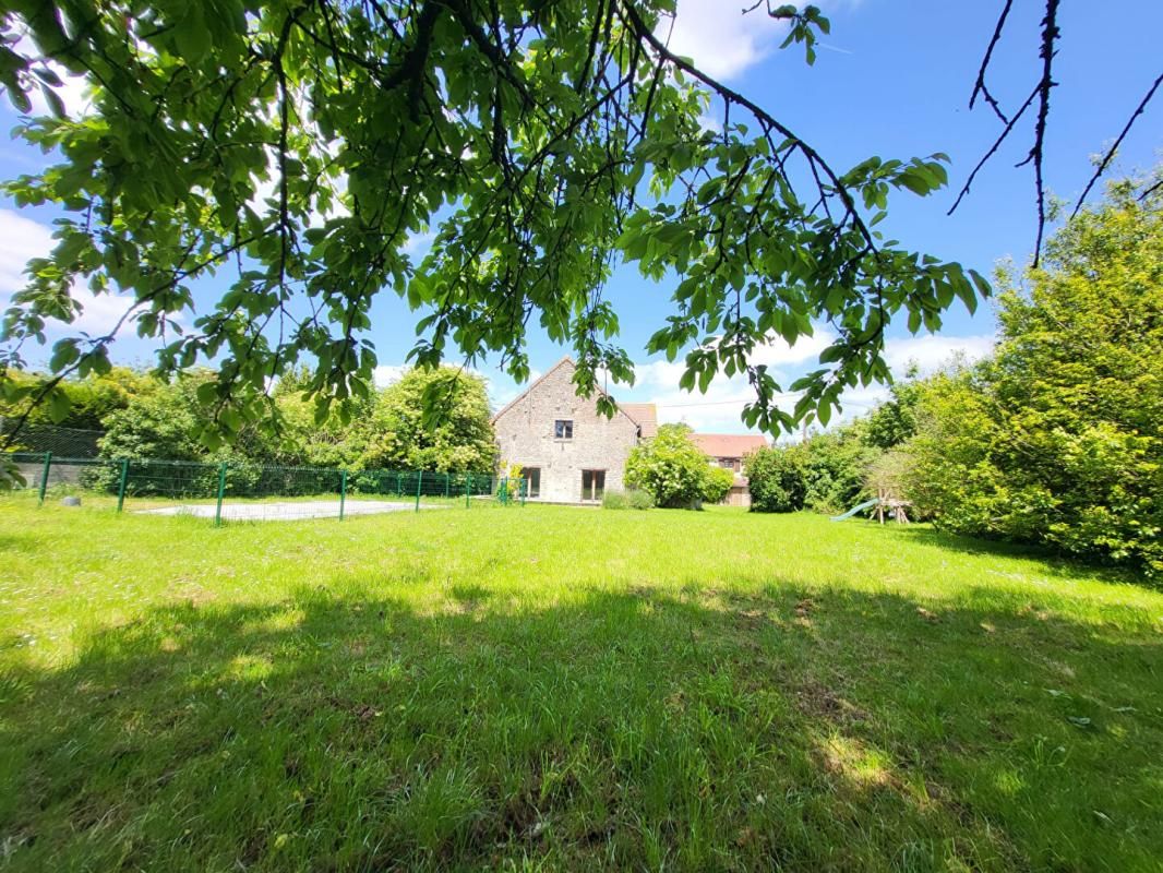 Maison en pierre 6 pièces, jardin et piscine !