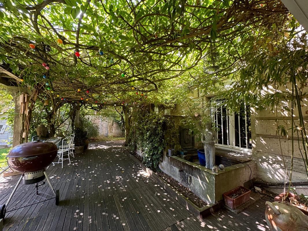 PESSAC CENTRE - PROPRIÉTÉ D'EXCEPTION AU CHARME INTEMPOREL ET JARDIN CONFIDENTIEL