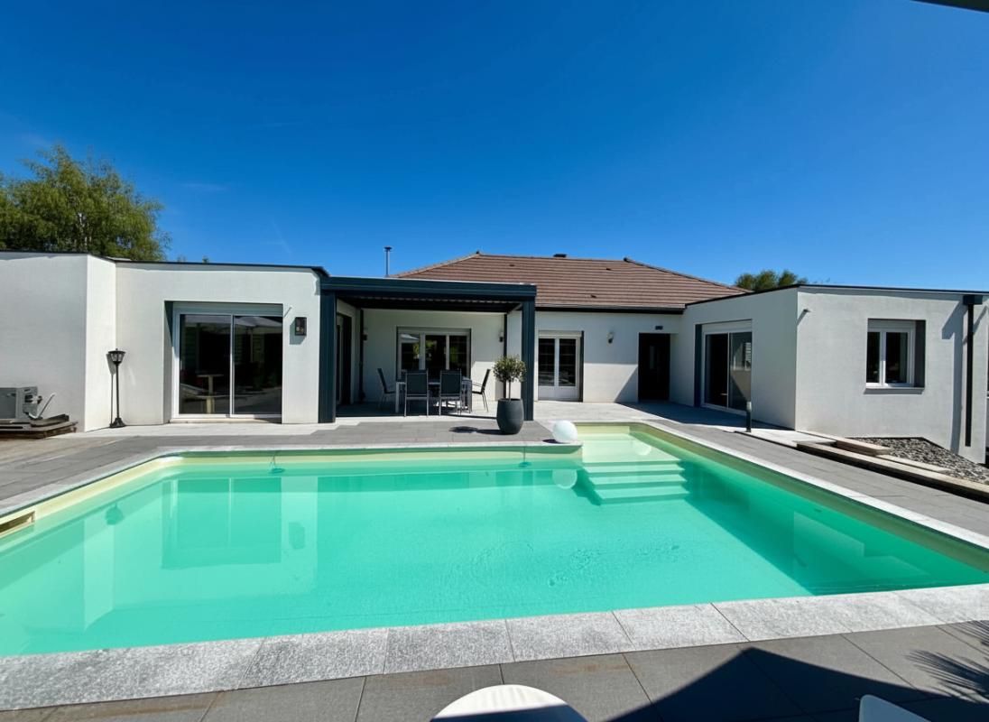 Propriété rénovée avec piscine, 160 m² sur 27 ares 96