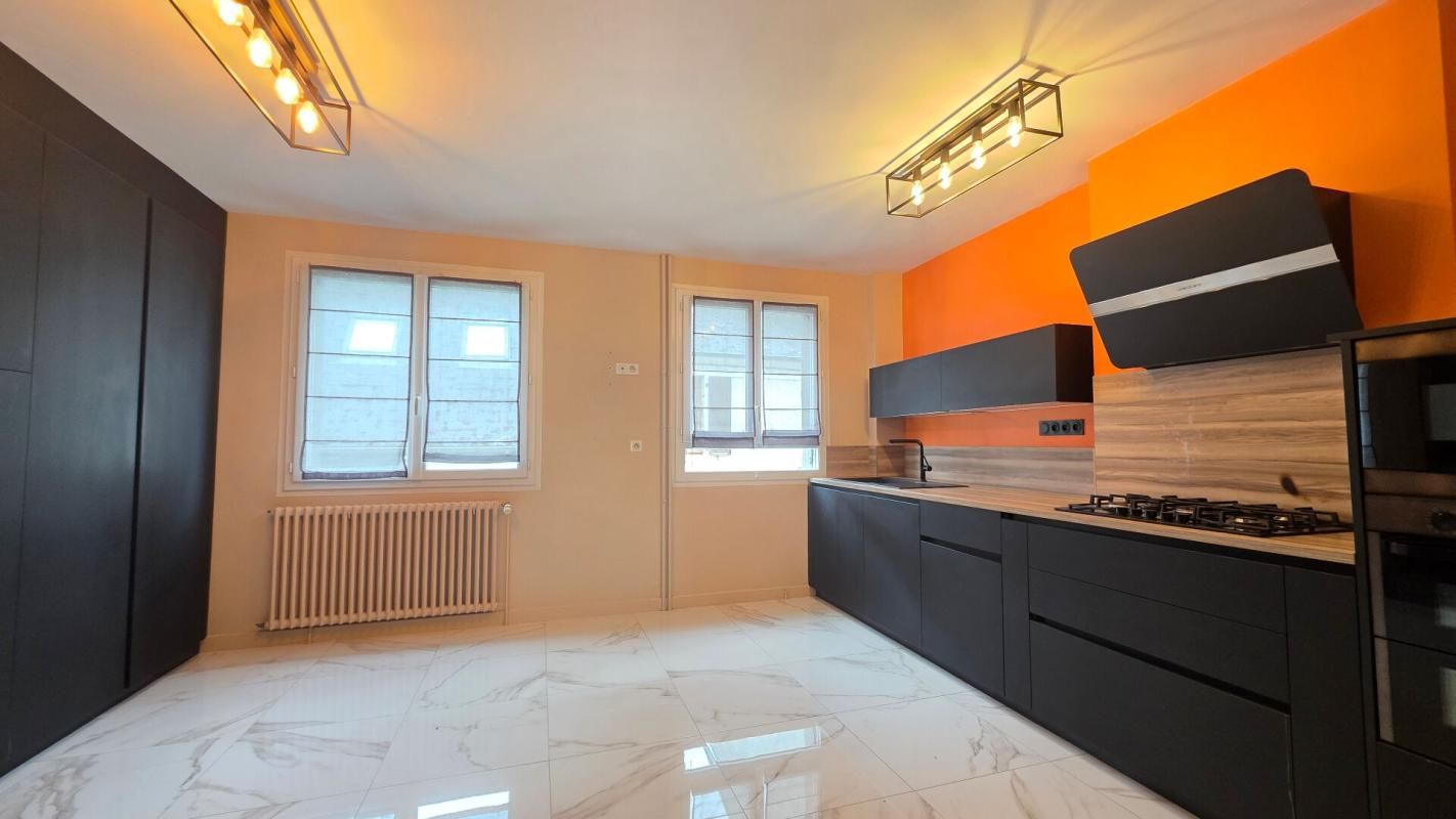 BOURGES CENTRE MAISON DE 171M² 6 PIECES 5 CHAMBRES