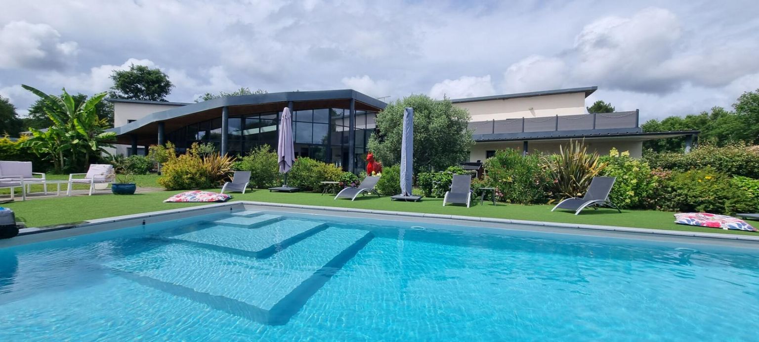 Villa d'Architecte de 800 m² - 16 pièces - 9 chambres - 1 appartement T3 - 1 piscine intérieure et 1 extérieure - parcelle 2500 m² - Le Temple