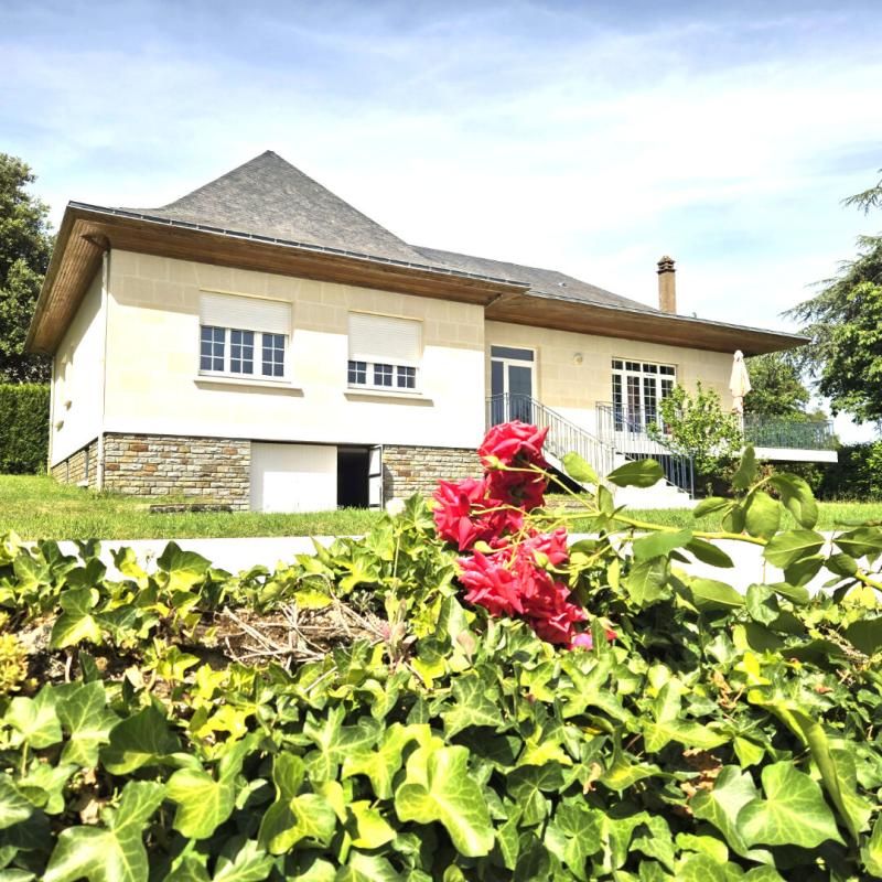 Charme traditionnel et beaux volumes pour cette maison familiale à flanc de coteaux