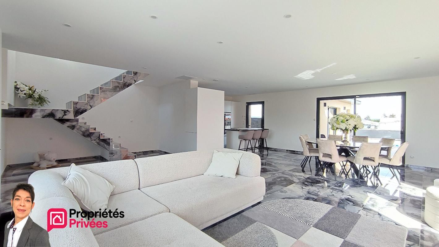 ROANNE (42300) Villa contemporaine avec piscine, suite parentale et dépendance aménagée