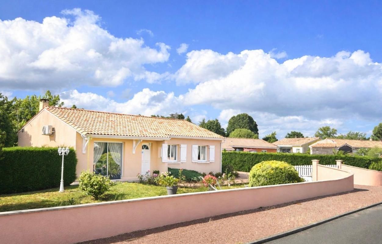 Tout proche de Saint-André de Cubzac à Marsas - Maison contemporaine soigneusement entretenue 5 pièce(s) 96 m² habitables sur terrain d'environ 1230 m² clos - Dépendances - Terrain paysagé et arboré - Piscinable
