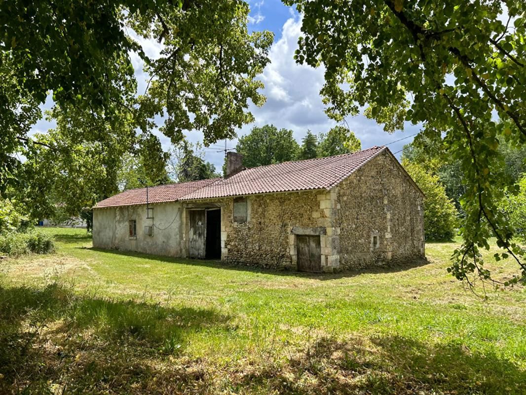 A vendre, grange à rénover située à 5 min de CHANCELADE 24650