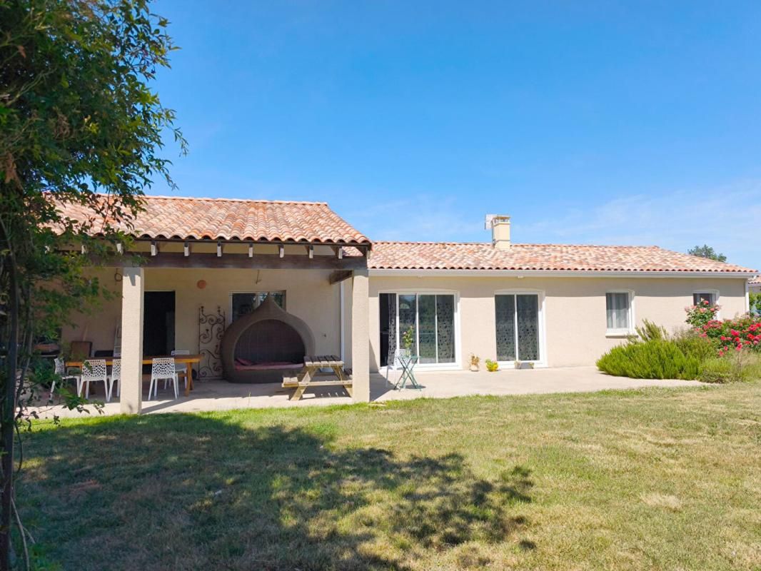 VILLA DE PLAIN PIED AVEC TERRASSE COUVERTE ET GRAND GARAGE