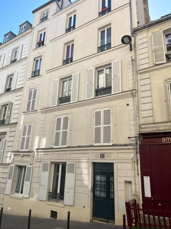 MONTMARTRE - ABBESSES - STUDETTE AU CALME SUR COUR - ADRESSE RARE