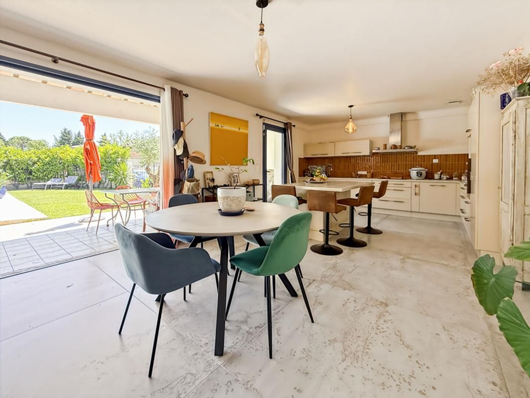 À Vendre maison rénovée avec piscine et dépendance à Mouriès