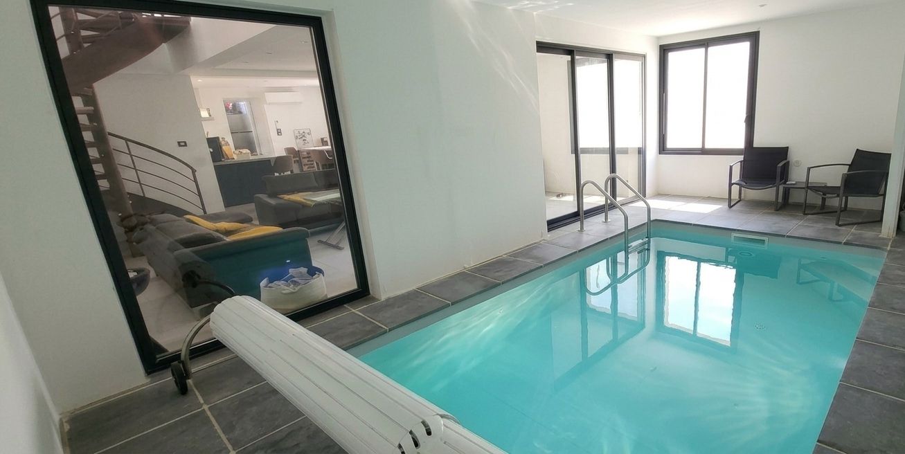 INCROYABLE MAISON DE 200 m² AVEC PISCINE INTERIEURE