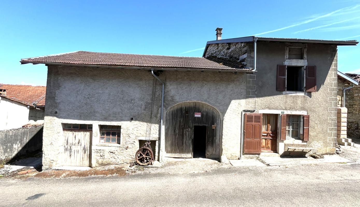 Ancien corps de ferme en pierre à rénover ? Fort potentiel au coeur du Jura