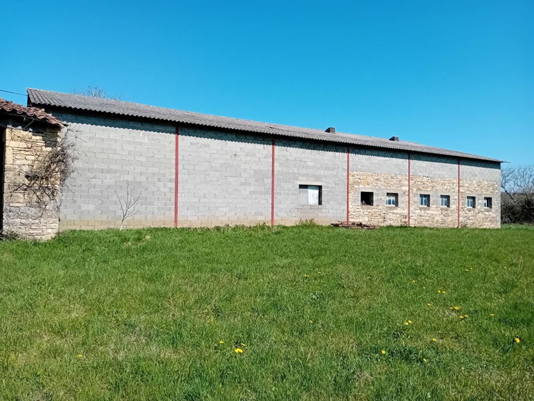 Hangar bergerie 3 pièces 480 m2