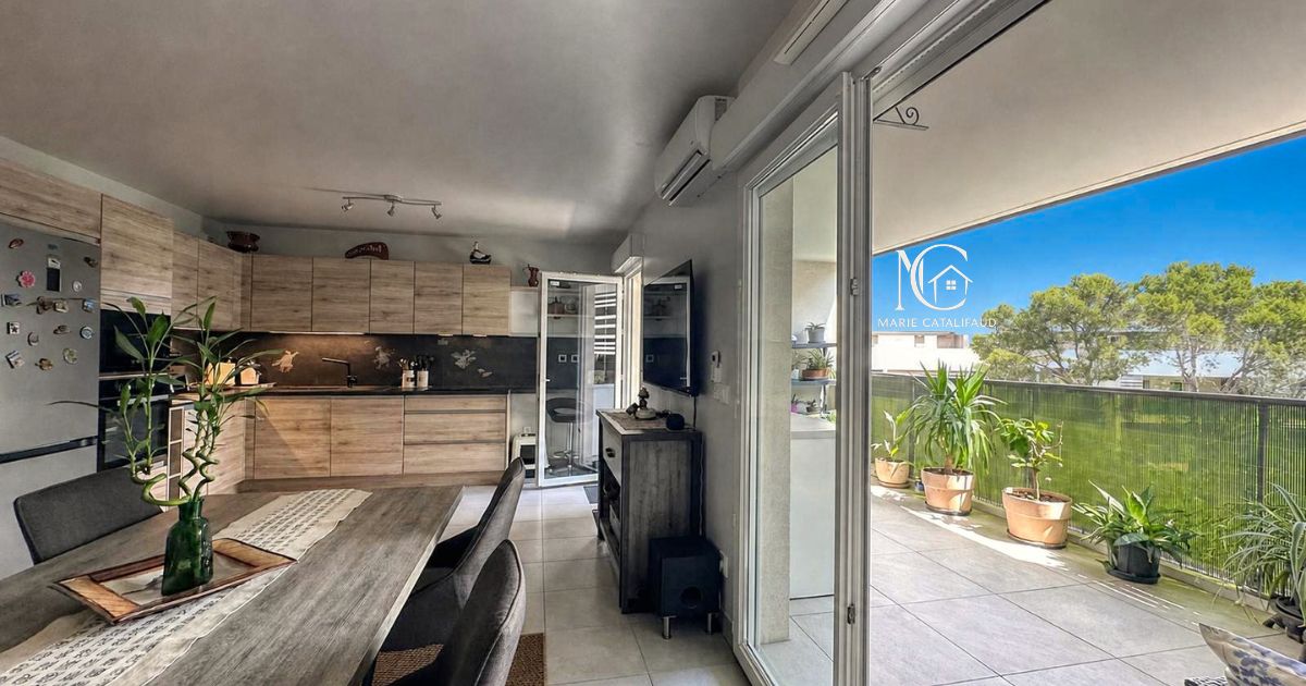 À VENDRE - Charmant 2 pièces de 53 m² avec grande terrasse, PISCINE et parking