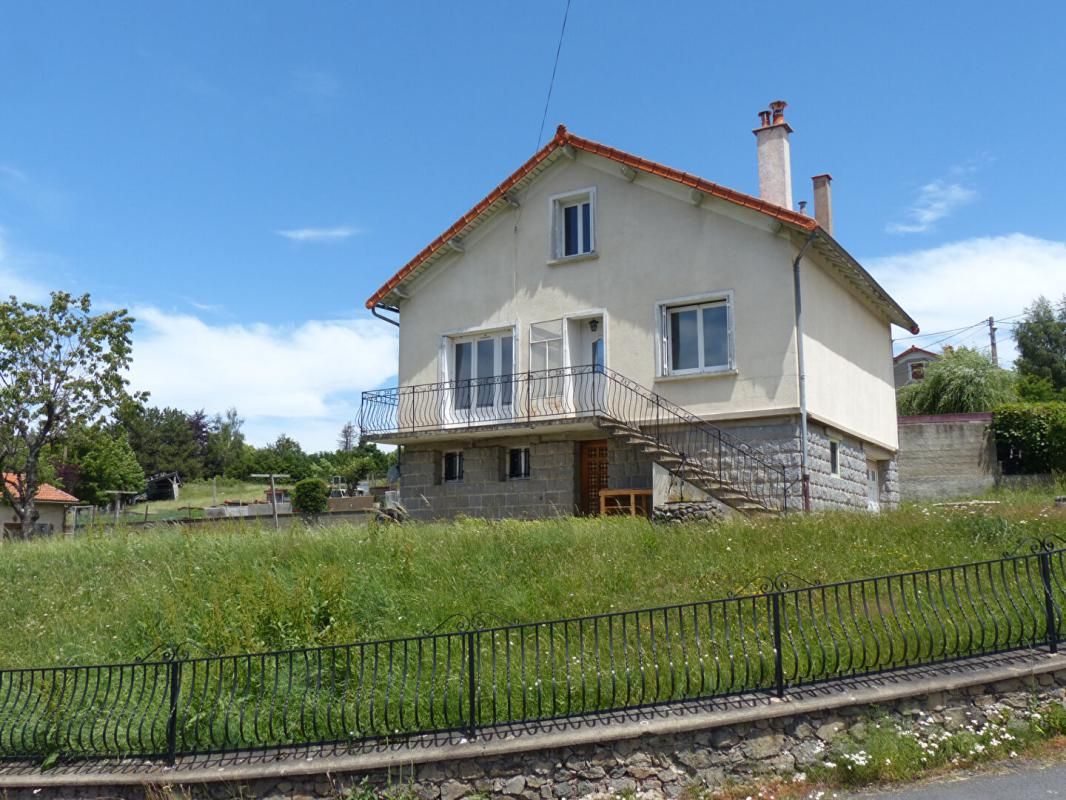 Maison de caractère avec vue dégagée - 4 pièces - Laussonne