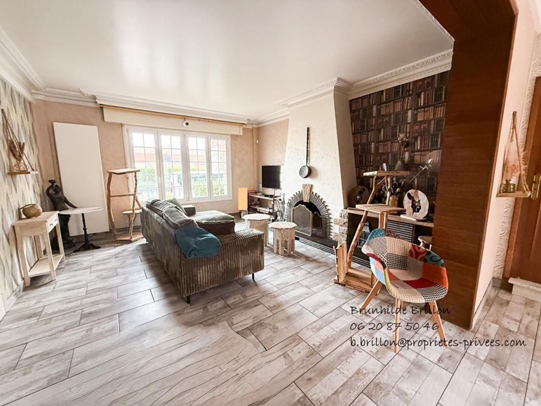 Maison individuelle  295M², 7 chambres, 2 doubles garages, hangar, jardin