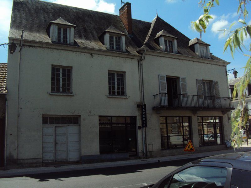 24290 MONTIGNAC : IMMEUBLE AVEC LOCAL COMMERCIAL