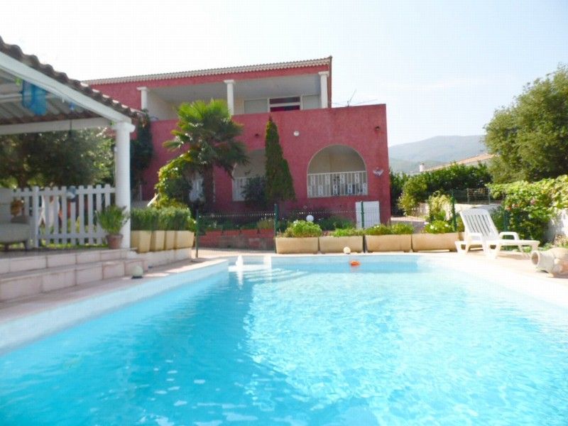 Maison composée de 3 appartements avec piscine