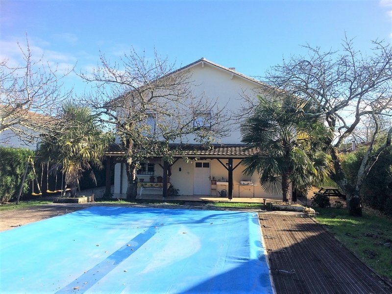 Agréable pavillon avec piscine en périphérie