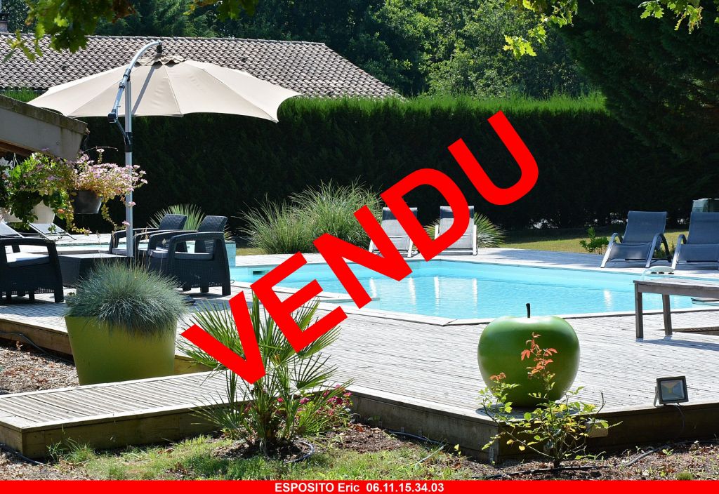 Villa  bois 5 pièce(s) sur 2346 m² avec grande piscine-jacuzzi