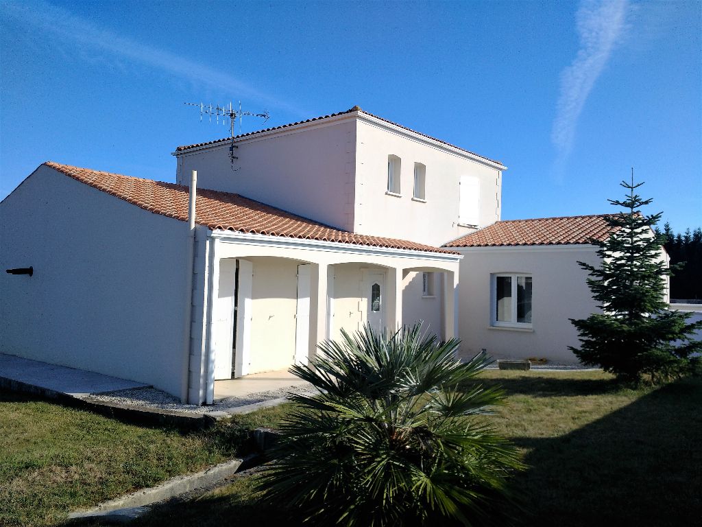 Maison 7 pièces avec vue sur la campagne de 154 m2 - double garage - piscine