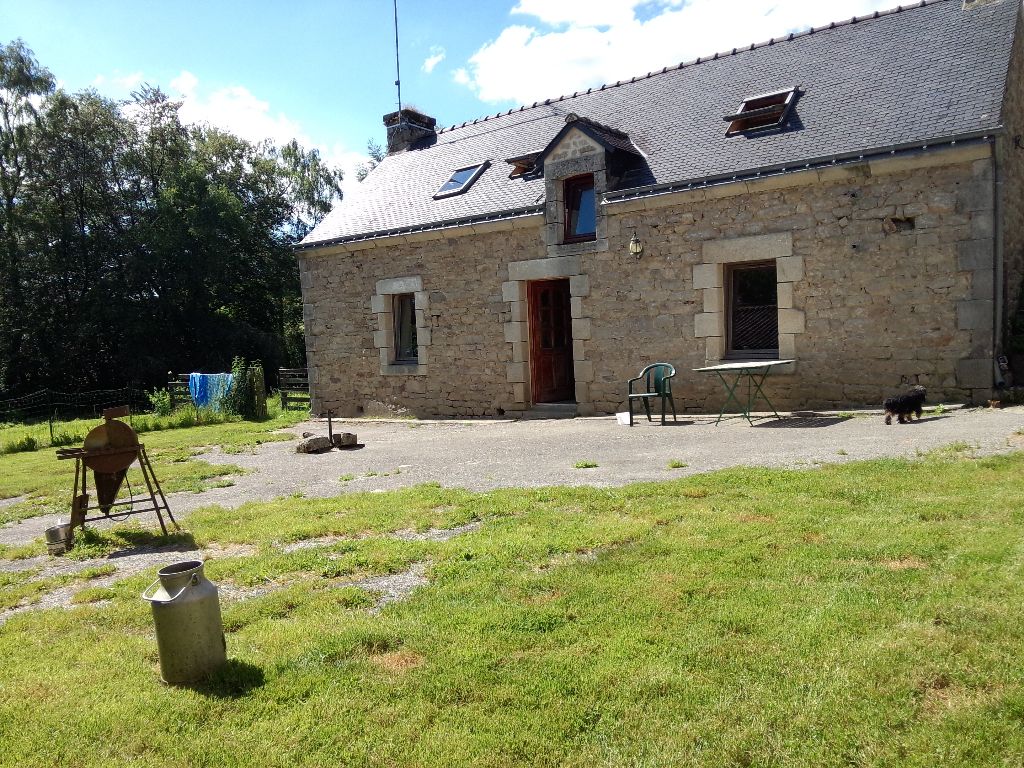 Maison en pierre avec terres , étang, longère et hangard