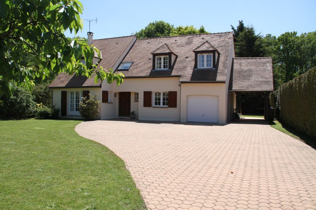 Maison 5 chambres avec garage et charretterie