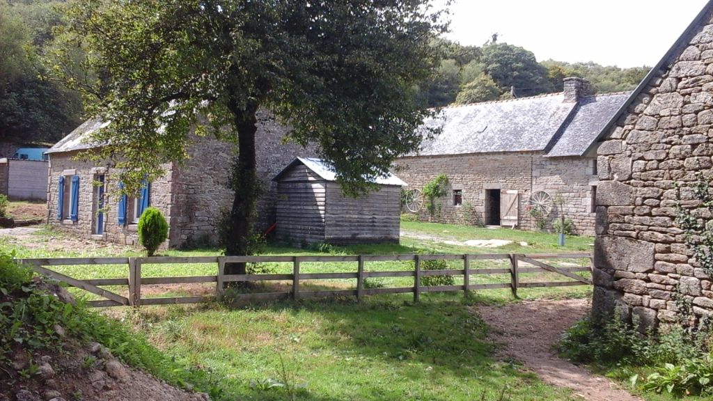 Propriété d'agrément  en pierre avec gite et  6ha3 de terrain