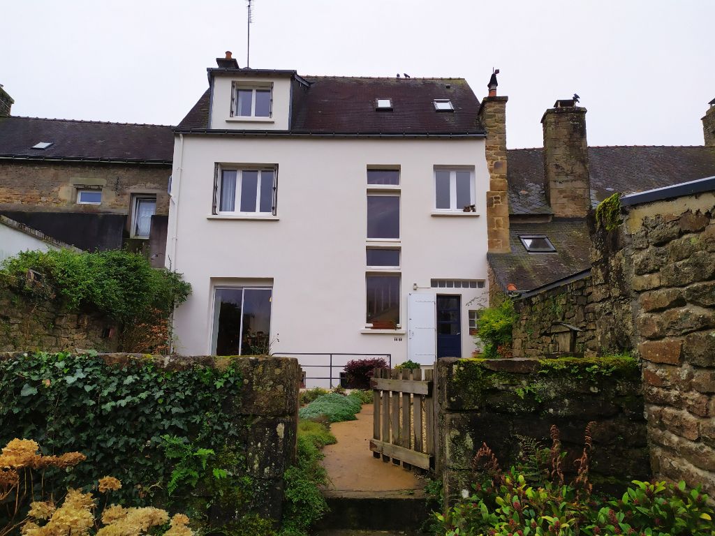 Maison  7 pièce(s), plein centre de Guémené avec jardin, 6 chambres