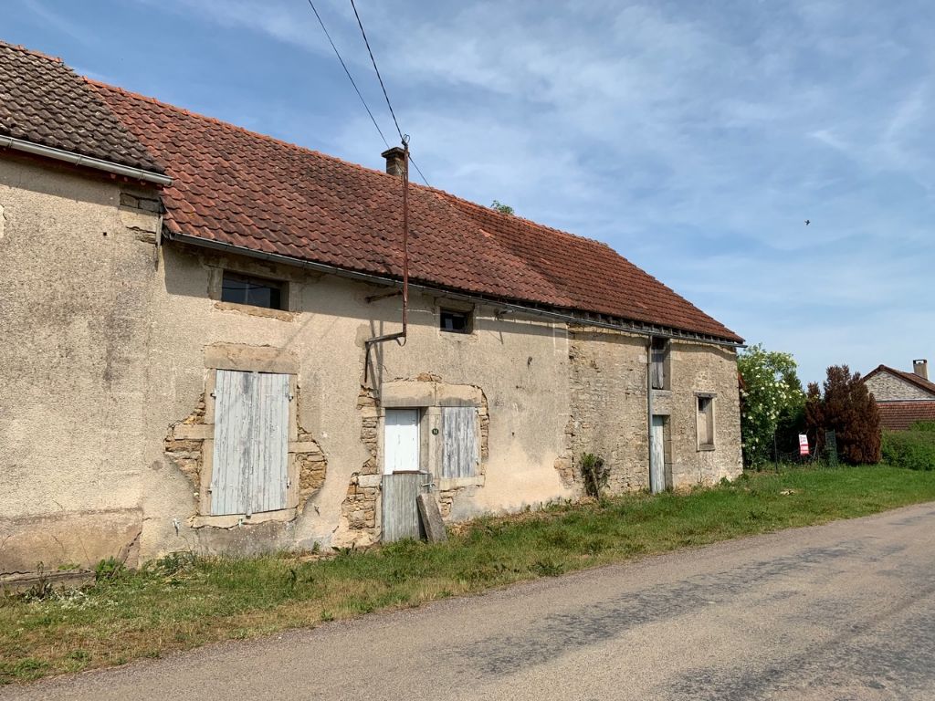 Maison à restaurer avec une grange attenante à Arconcey