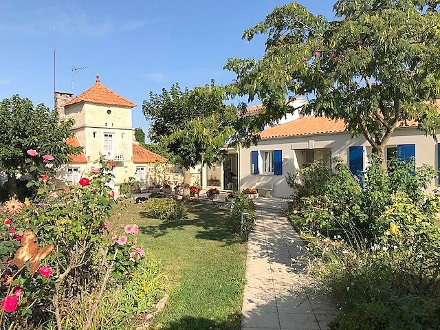 Maison dans son écrin de verdure, piscine et dépendances