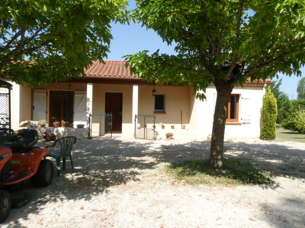 Maison de plain-pied  à Montaigu De Quercy - calme - terrain 9557 m²