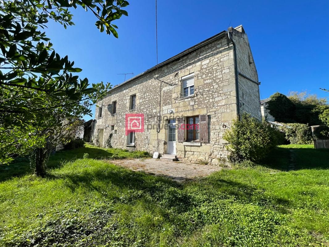 Beau Potentiel pour ce corps de Ferme Proche de Chinon avec dépendances