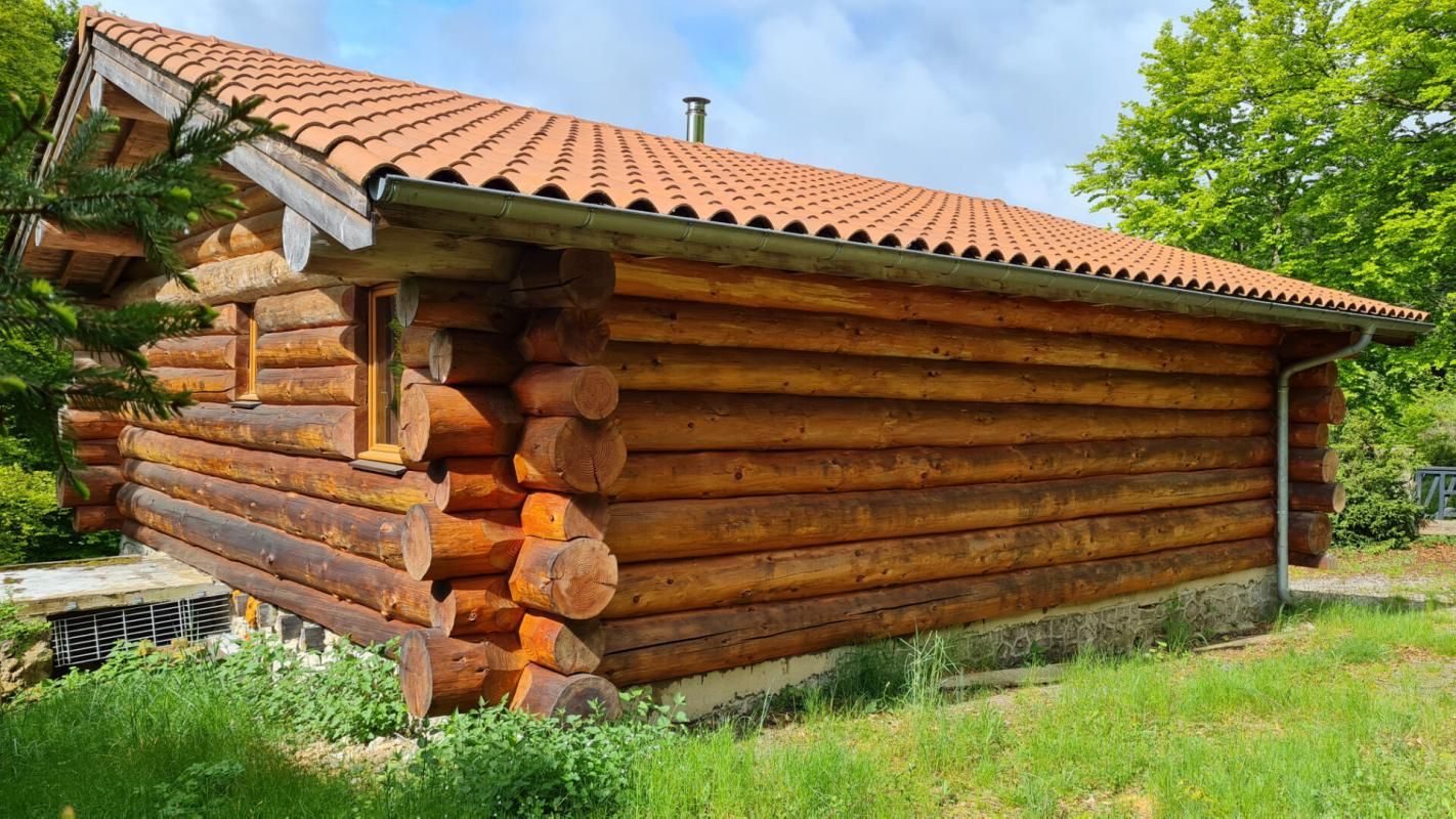 LE BESSAT Entre le Bessat 42660 et Graix 42220 en pleine nature maison type chalet reconstruit en Fuste en 2017, 69,76m² habitables 2 chambres sur sous-sol complet 2