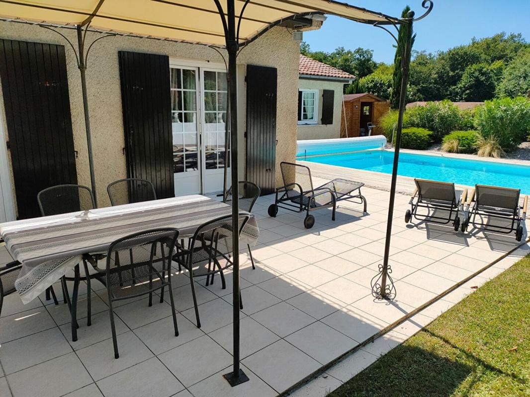 YVRAC MAISON 6 PIECES -150 M² - 1100 M² DE TERRAIN AVEC PISCINE 4