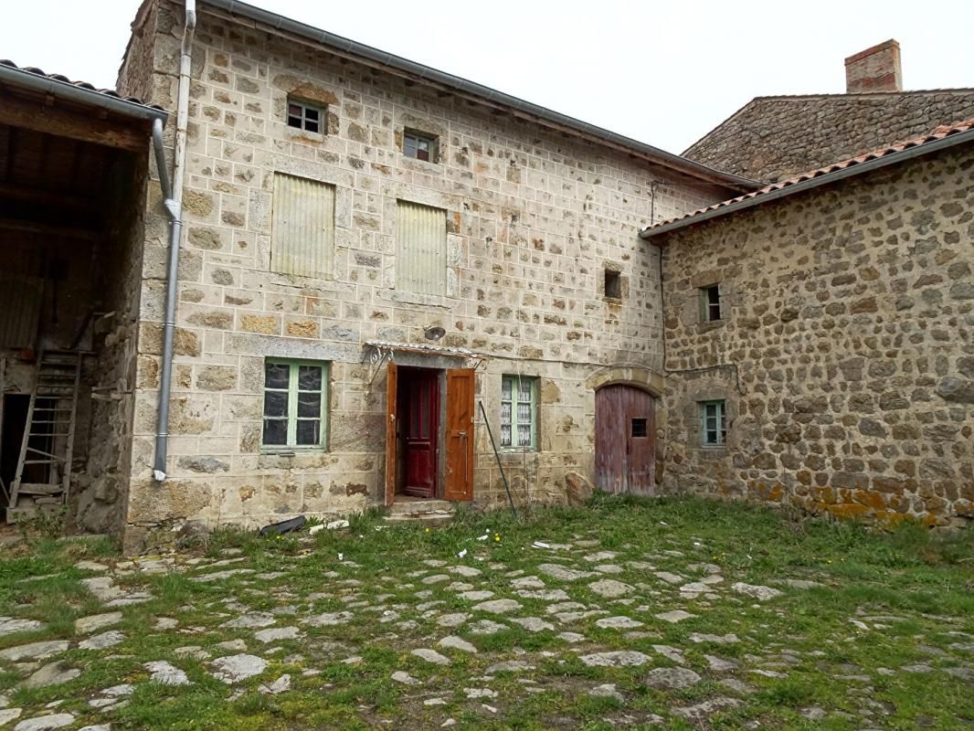 LA CHAPELLE-EN-LAFAYE 13 km Saint Bonnet le Château 42380 Ferme en pierre de 259 m² à rénover avec petit jardin et grande cour 2