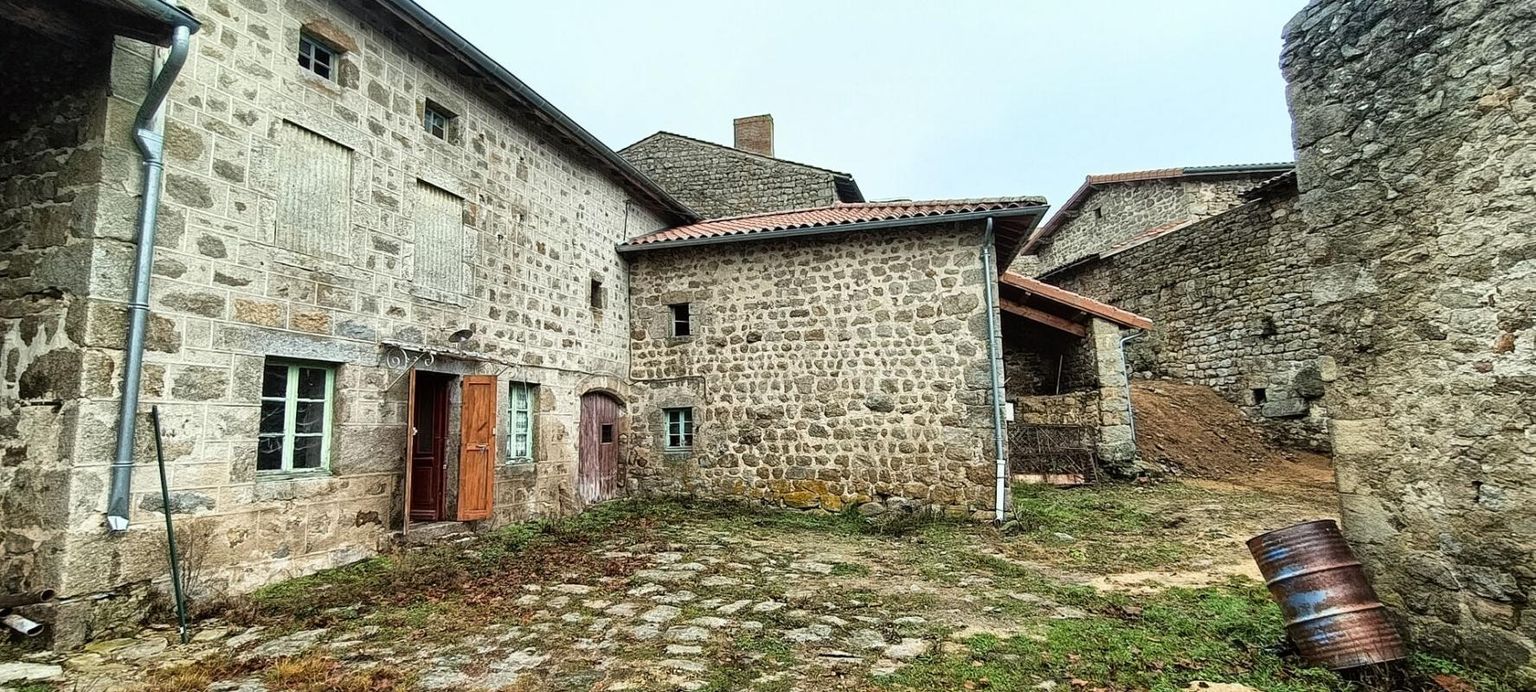 LA CHAPELLE-EN-LAFAYE 13 km Saint Bonnet le Château 42380 Ferme en pierre de 259 m² à rénover avec petit jardin et grande cour 3