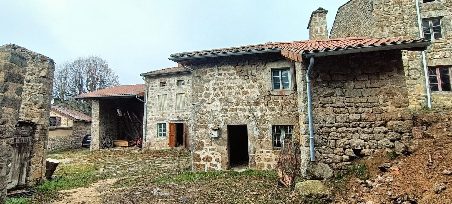 LA CHAPELLE-EN-LAFAYE 13 km Saint Bonnet le Château 42380 Ferme en pierre de 259 m² à rénover avec petit jardin et grande cour 4