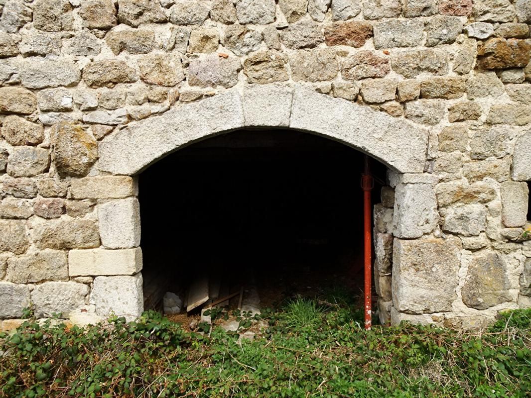 LA CHAPELLE-EN-LAFAYE 13 km Saint Bonnet le Château 42380 Maison en pierre entièrement à rénover d'environ143 m² avec belle cour fermée 66 000 3