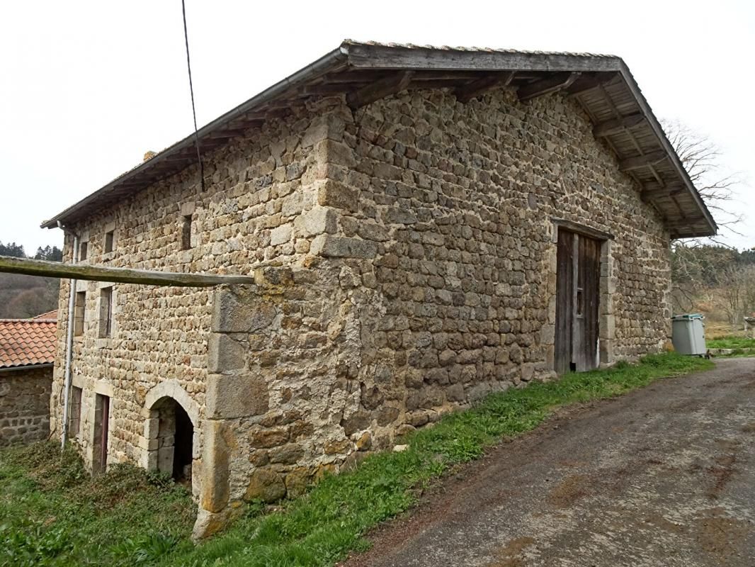 LA CHAPELLE-EN-LAFAYE 13 km Saint Bonnet le Château 42380 Maison en pierre entièrement à rénover d'environ143 m² avec belle cour fermée 66 000 4