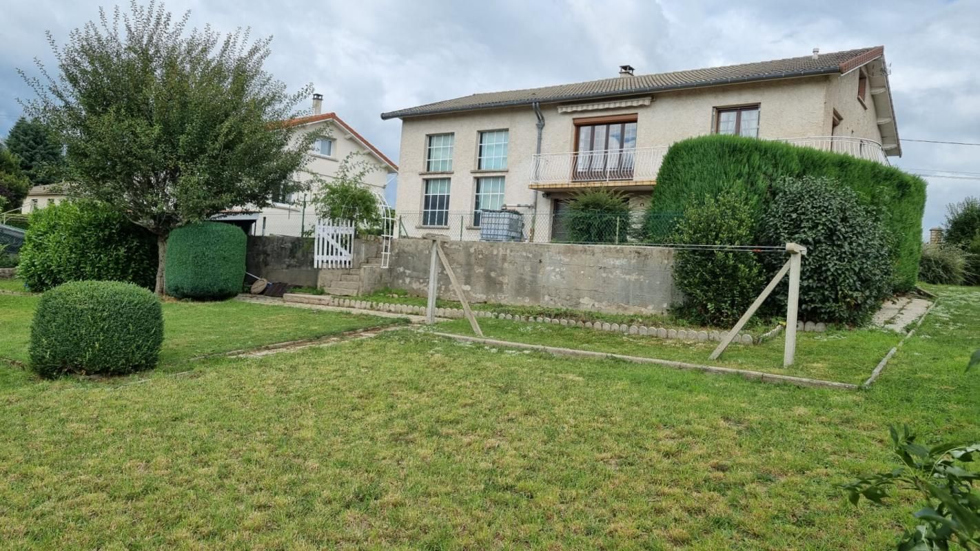 *** EXCLUSIVITE *** Jonzieux 42660 maison 104m² habitables 3 chambres, garage, chaufferie et ancien atelier de passementerie attenant de 50m² sur 1000m² de terrain clos