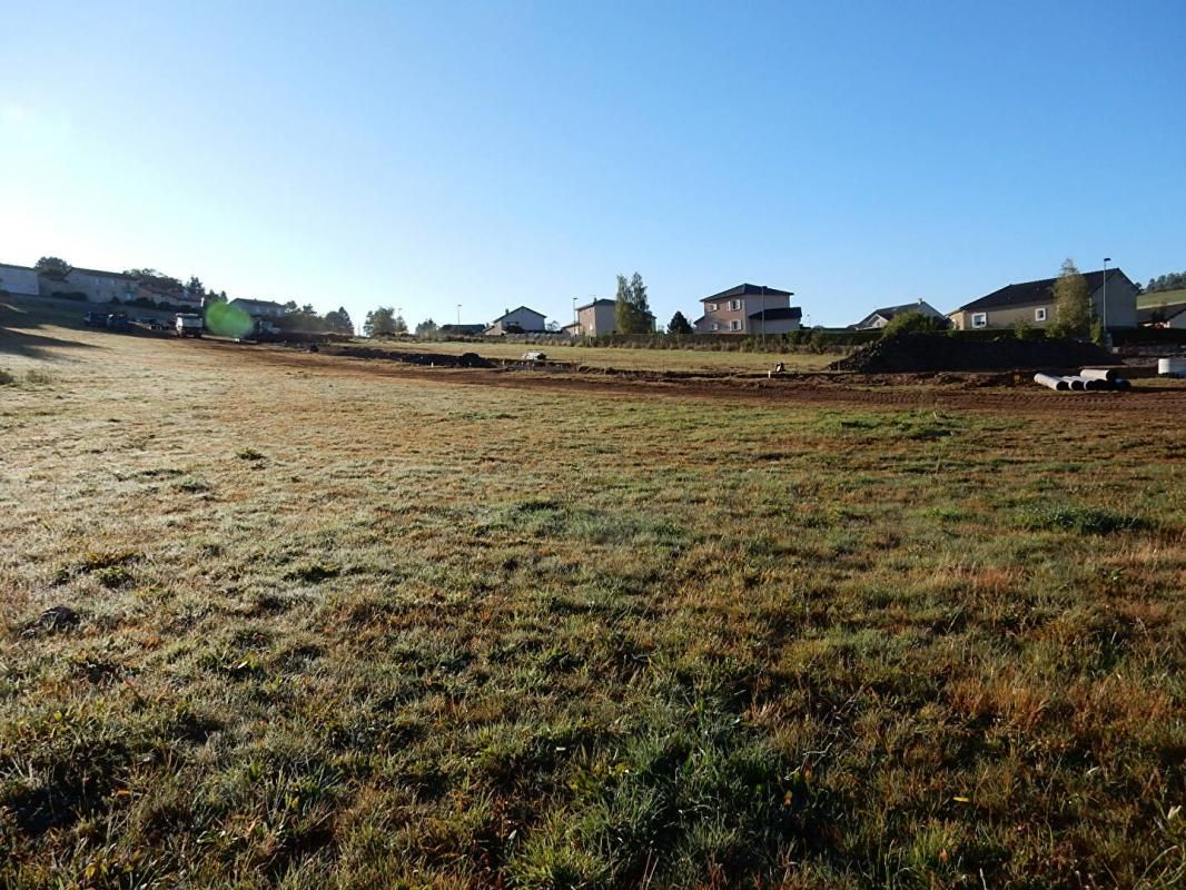 YSSINGEAUX Yssingeaux 43200 parcelle de terrain constructible viabilisé avec vue dégagée à 5 minutes à pied du centre village, proche des écoles, commerces et des commodités, dans un secteur calme 2