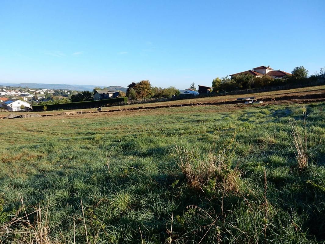 YSSINGEAUX Yssingeaux 43200 parcelle de terrain constructible viabilisé avec vue dégagée à 5 minutes à pied du centre village, proche des écoles, commerces et des commodités, dans un secteur calme 4